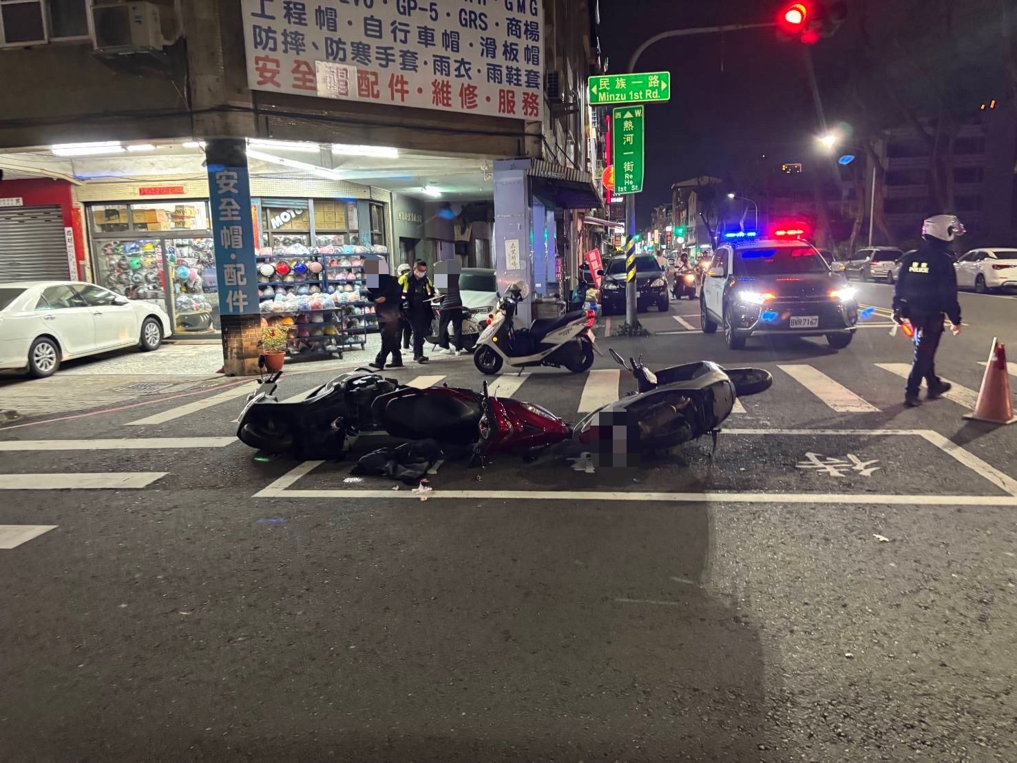 連環撞! 63歲男騎士未注意 擦撞他車波及待轉機車 闖禍駕駛倒地慘被車壓　