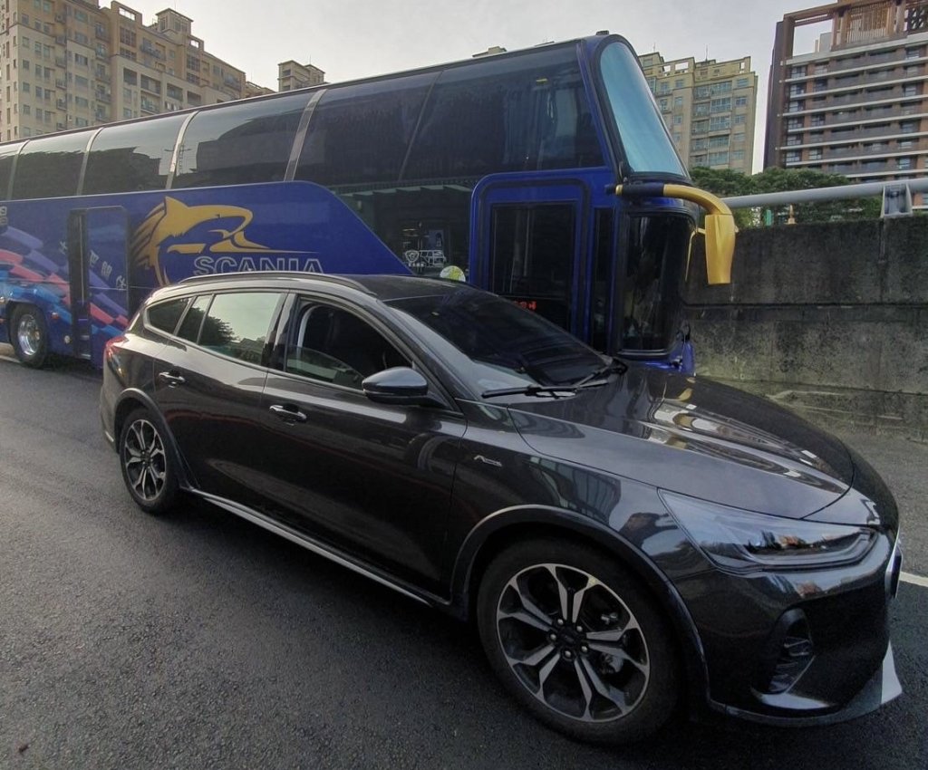 扯!-竹市建華國中校車駕駛酒駕-擦撞轎車-酒測0.54慘了