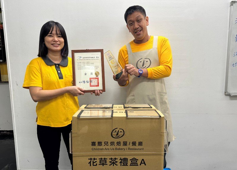 特製箱蓋助憨兒獨立完成封箱  喜憨兒基金會獲輔具設計金獎