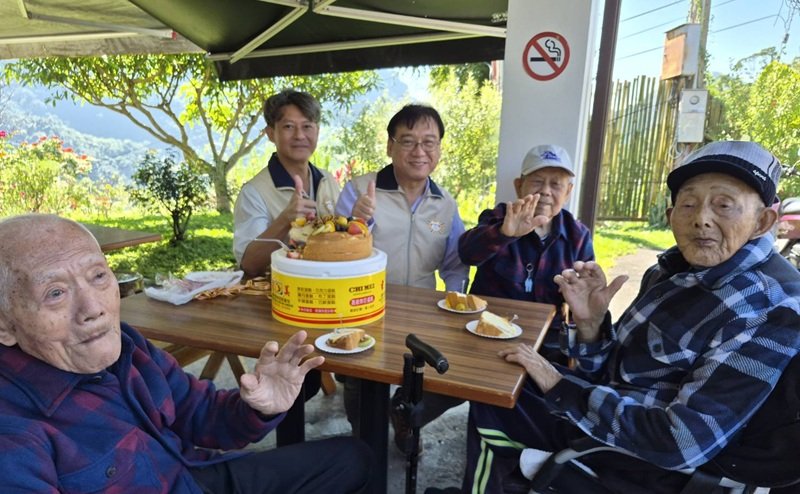 翻山送暖 高雄榮服處為錫安山百歲榮民獻上最溫暖的生日祝福