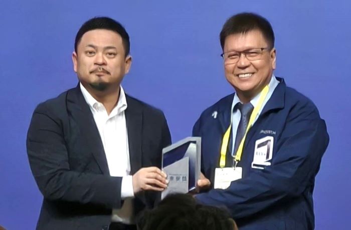 兩大核心價值再創佳績 中興公司榮獲勞動部金安獎 35 《圖說》勞動部長洪申翰頒發金安獎特優獎座給中興公司陳伸賢董事長〈右〉。〈中興公司提供〉