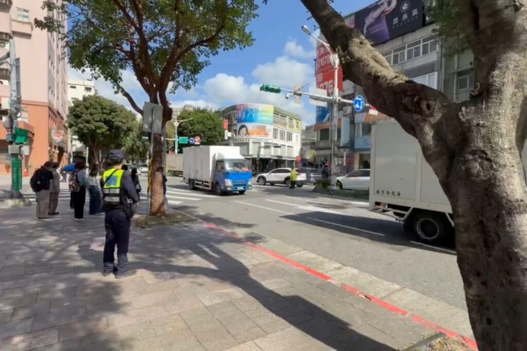 114年天母SOGO週年慶登場 士林警加強管制維護交通秩序 26 MEITU 20251127 103035334