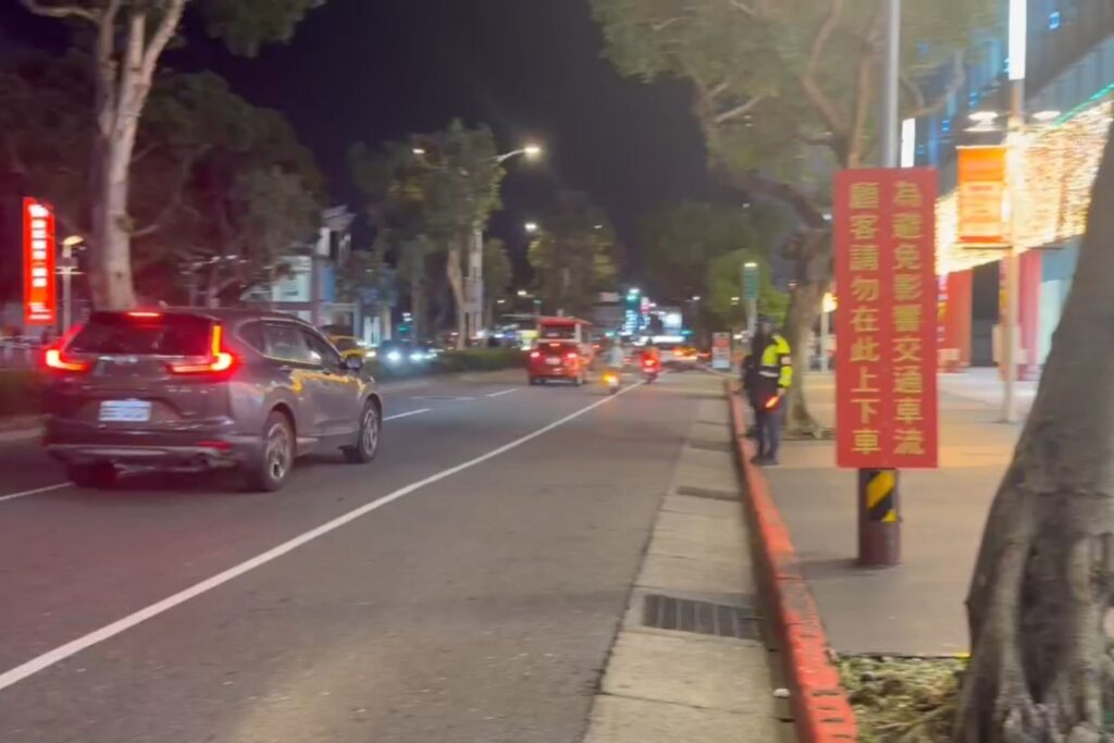 114年天母SOGO週年慶登場 士林警加強管制維護交通秩序 27 MEITU 20251127 103102183