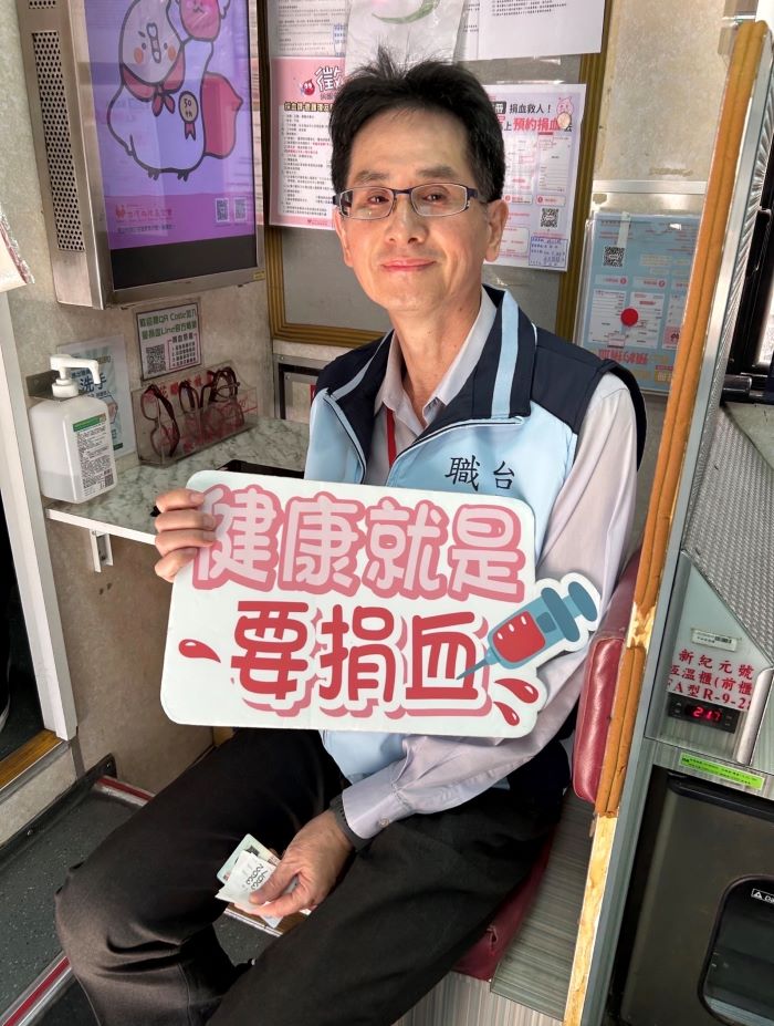 天冷不敵熱血 台電北南區處捐血活動爆人潮 35 《圖說》北南區處長林蒼喬率先挽袖捐熱血。〈北南區處提供〉