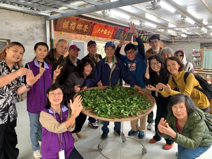《圖說》「茶山手語導覽」活動透過走訪茶園的設計，讓聽障朋友能以多重感官茶山手語導覽活動將帶領參與者深入坪林茶園，感受採茶、識茶的樂趣。〈文化局提供〉
