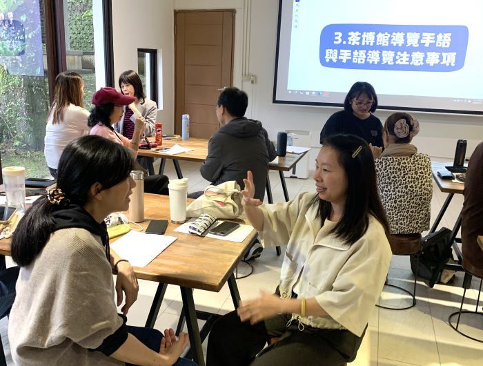 《圖說》「茶山手語導覽」茶博館特別邀請協會資深講師規劃教育訓練課程，協助導覽團隊學習基礎手語及友善溝通技巧。〈文化局提供〉