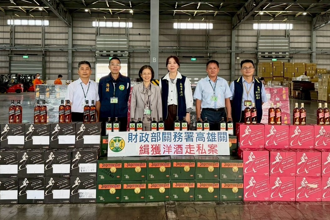 ▲高雄關查獲未申報的約翰走路威士忌及野格利口酒(記者 李堂安 翻攝)