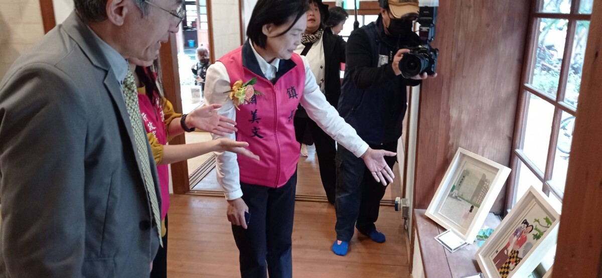 ▲北港鎮長蕭美文說明，鎮公所全力協助工作坊與展覽，並透過影像記錄保存過程，是為迎接大龍旗回歸北港做準備。(記者陳雅琪攝)