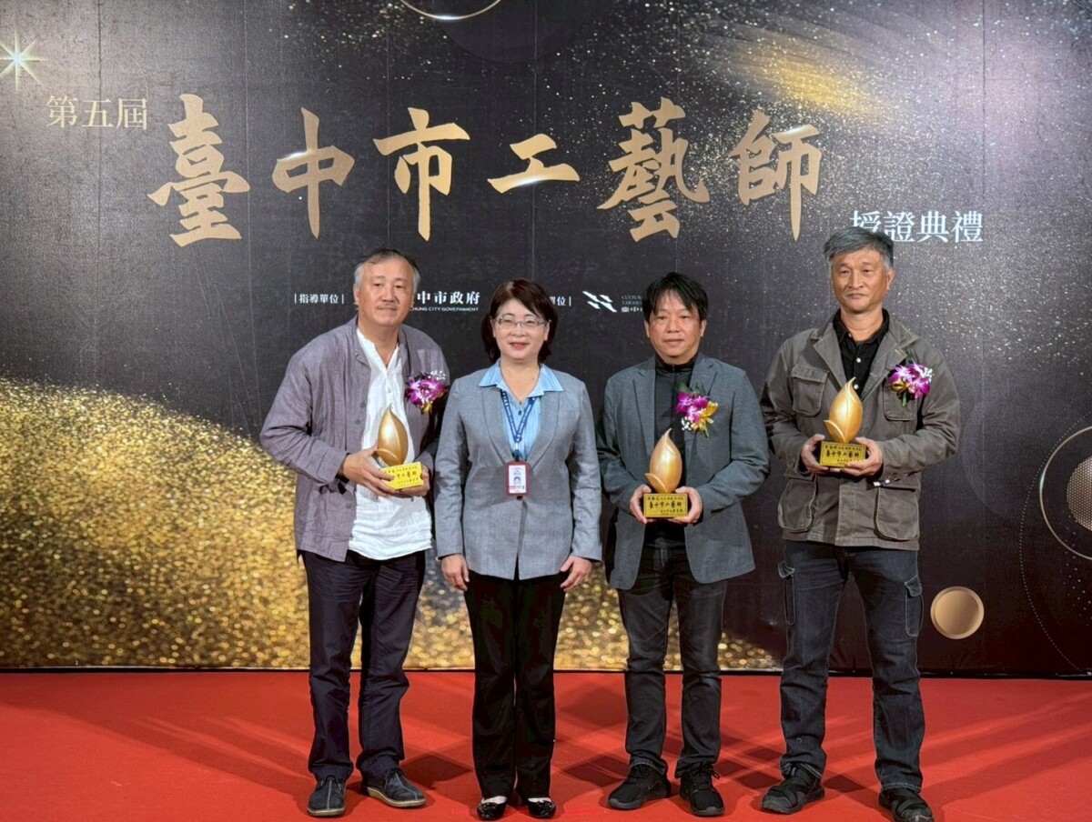 ▲文化局長陳佳君(左二)親自頒授證書與三位工藝師合影。(圖/記者顏淑娟翻攝)