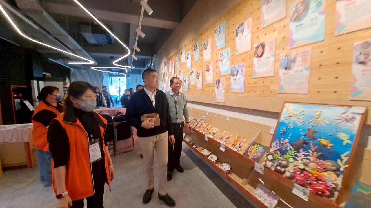 基隆市市長謝國樑特別出席活動，向在場學員、家屬及協會夥伴致意，並一一參觀學員學習的成果。
