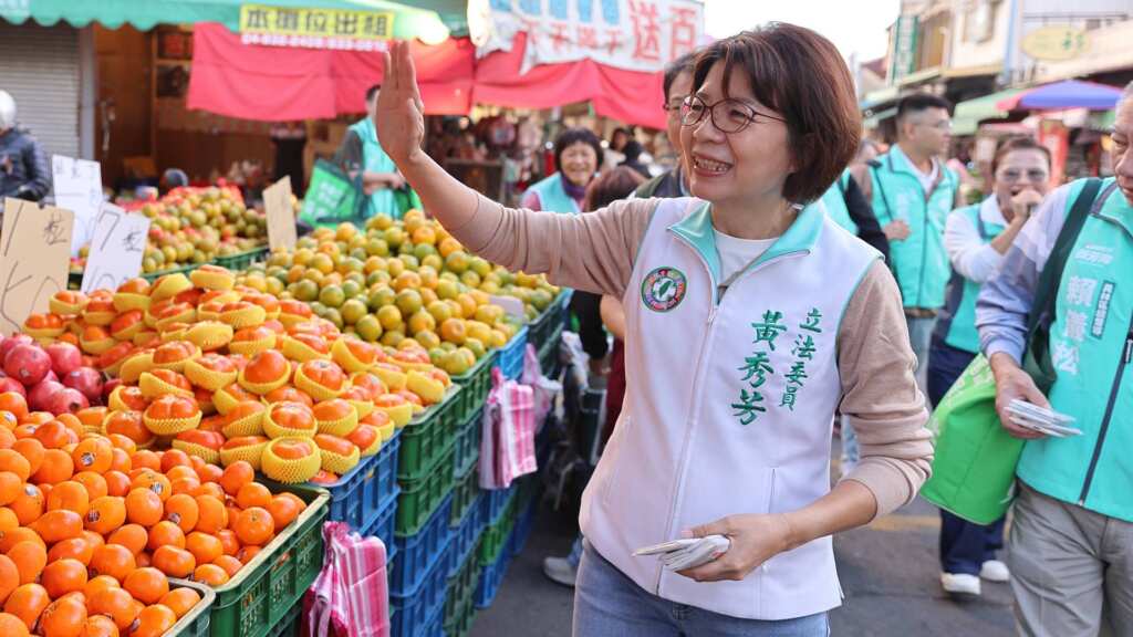 ▲民進黨彰化縣類初選競爭激烈,立委黃秀芳勤跑基層爭取支持。(記者林明佑翻攝)