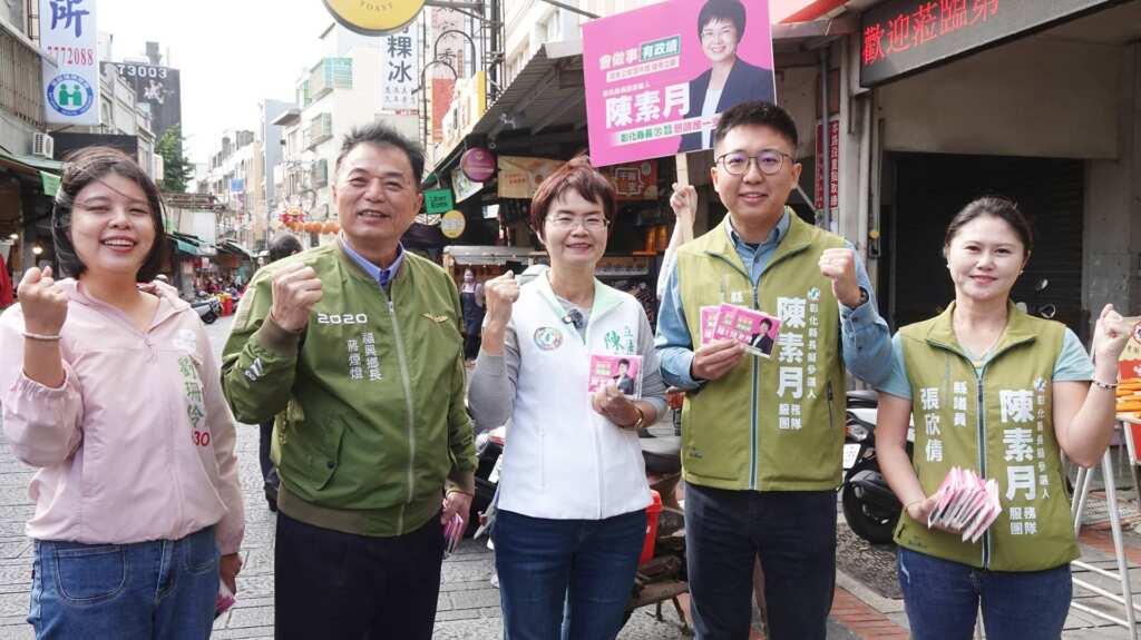 ▲民進黨彰化縣長擬參選人陳素月今日上午前往鹿港第一市場掃街拜票，福興鄉長蔣煙燈、議員藍駿宇、劉珊伶、張欣倩等人陪同，一行人向攤商與民眾爭取12月15日至18日接到電話民調「唯一支持陳素月」。（記者林明佑攝）