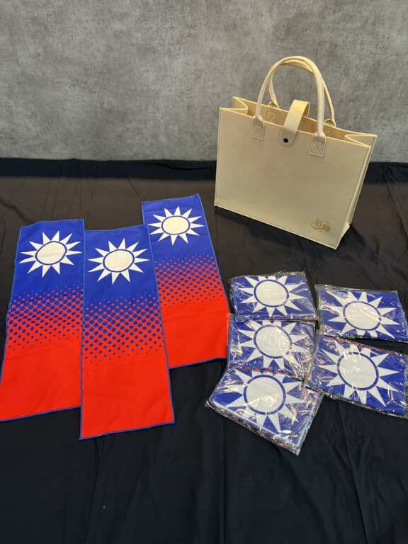 ▲彰化縣115年元旦升旗在鹿港體育場,鹿港老街踩街集點換國旗方巾。(圖/彰化縣政府提供)