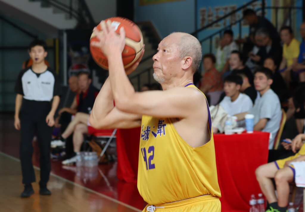 美國洛城大衛隊的主將顏丁貴，60歲以後因為狂打籃球挽回健康，在海南島籃球賽大出風頭。 (魏冠中攝影)