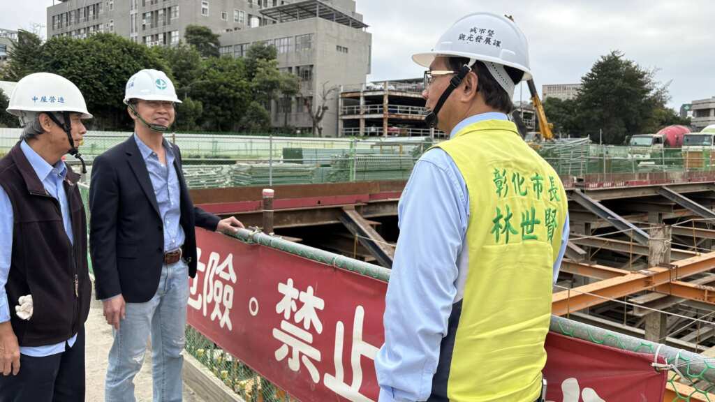 ▲彰化市長林世賢今日上午偕同中友百貨台中店長陳俊華與施工廠商-中屋營造總經理黃明俊等人,到位於旭光西路工地現勘。(圖/彰化市公所提供)