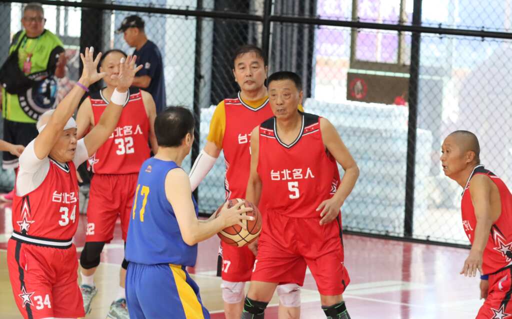 李志強(藍色球衣)和台北名人隊的寶島內戰，可以一個打五個。 (魏冠中攝影)