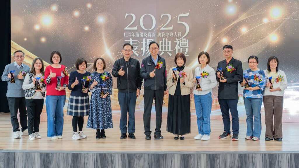 ▲桃園市長張善政表揚資深典範地政人員並合影。