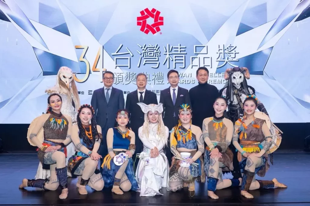 經濟部部長龔明鑫(後排左三)、經濟部國際貿易署署長劉威亷(後排左二)、外貿協會黃董事長(後排右三)、舞鈴劇場創辦人劉樂群(後排右二)台上合影