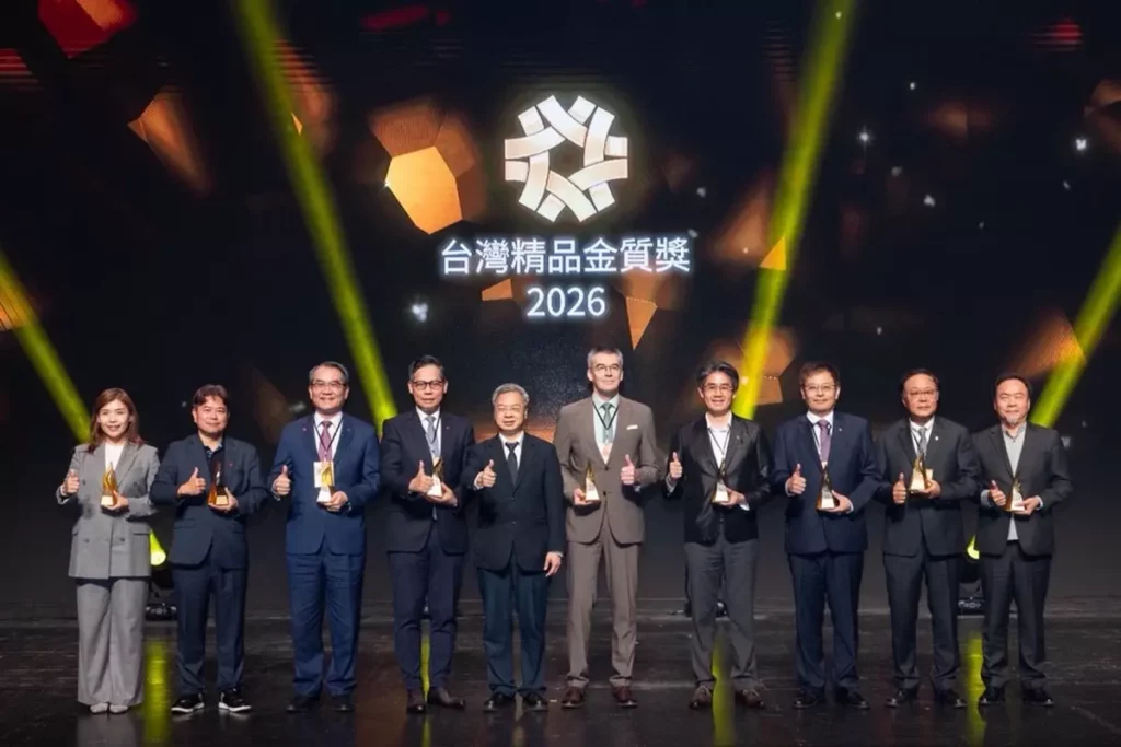 經濟部長龔明鑫(左五)與台灣精品金質獎得主合影