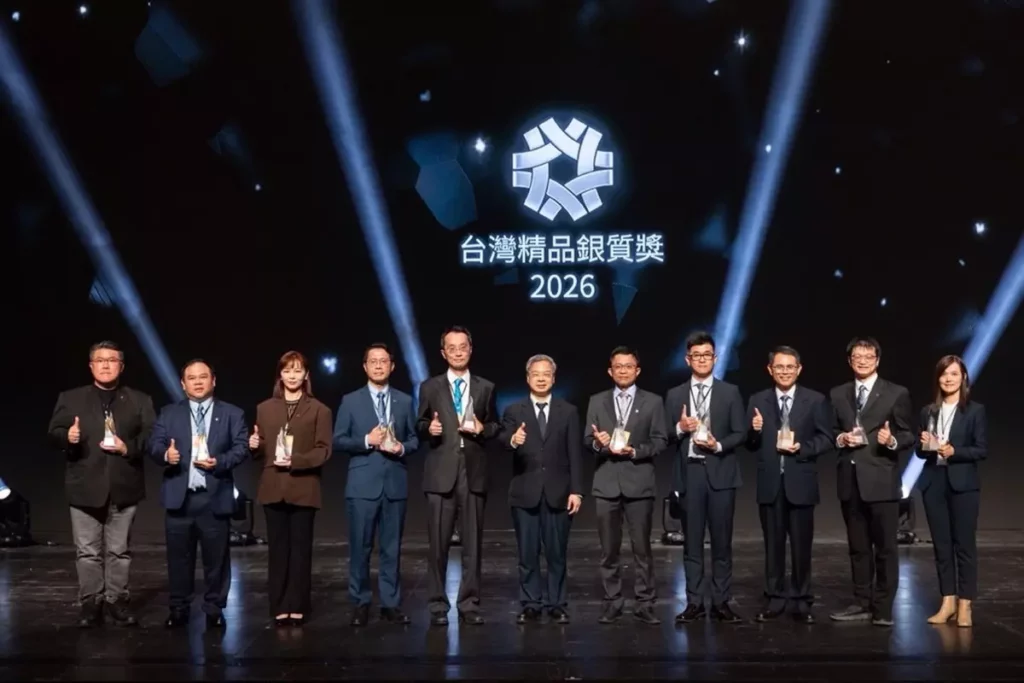 經濟部長龔明鑫(中)與台灣精品銀質獎得主合影