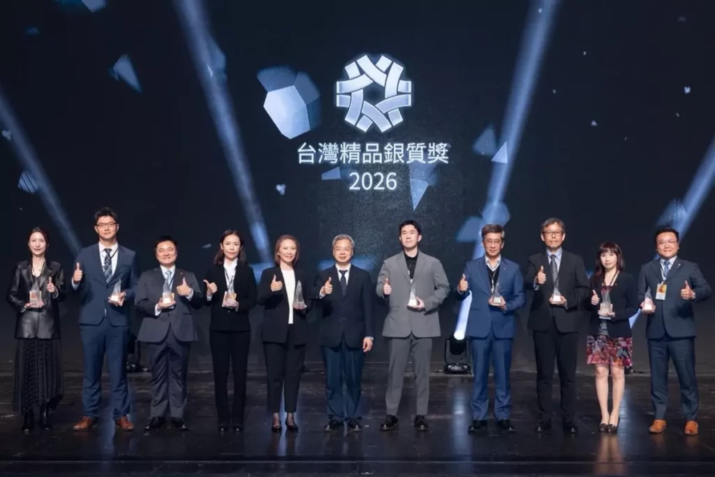 經濟部長龔明鑫(中)與台灣精品銀質獎得主合影