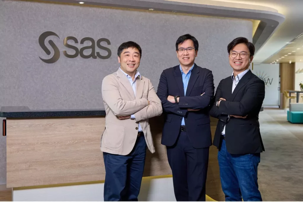 SAS 台灣總經理龔律安（左）、鼎鼎聯合行銷數據長黃士峰（中）、SAS資深專案經鍾