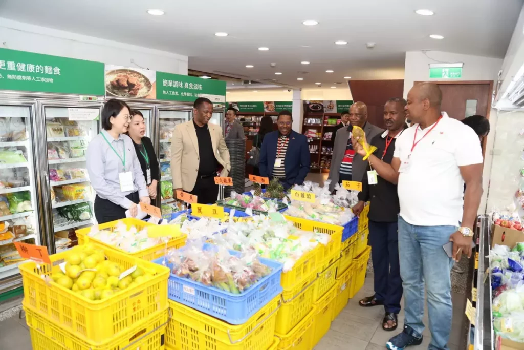 里仁迎來由史瓦帝尼王國眾議院議長馬布札 (Hon. Jabulani Clement Mabuza) 率領的官員團,蒞臨里仁門市參訪