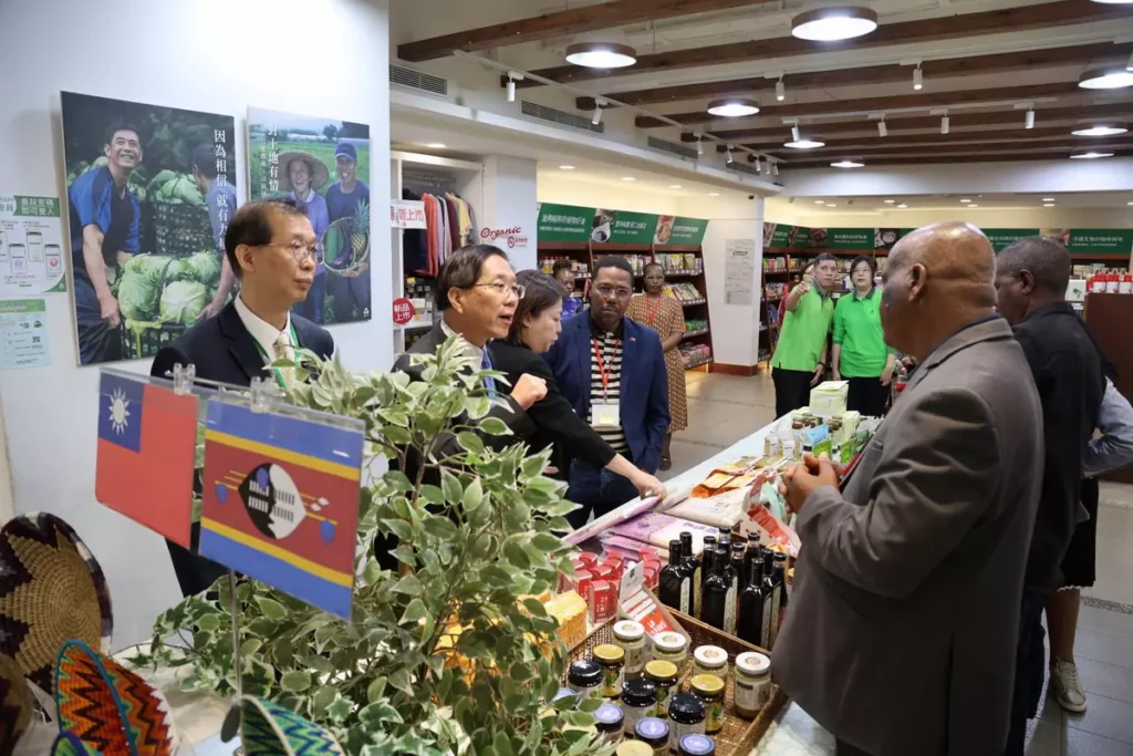 里仁迎來由史瓦帝尼王國眾議院議長馬布札 (Hon. Jabulani Clement Mabuza) 率領的官員團,蒞臨里仁門市參訪