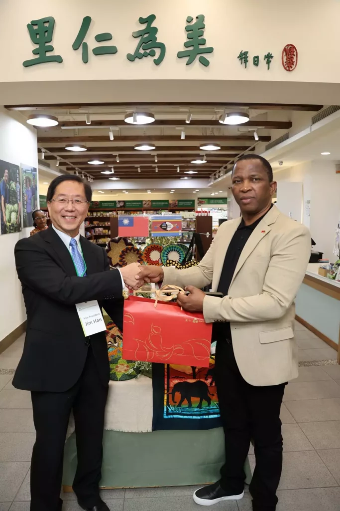 里仁迎來由史瓦帝尼王國眾議院議長馬布札 (Hon. Jabulani Clement Mabuza) 率領的官員團,蒞臨里仁門市參訪