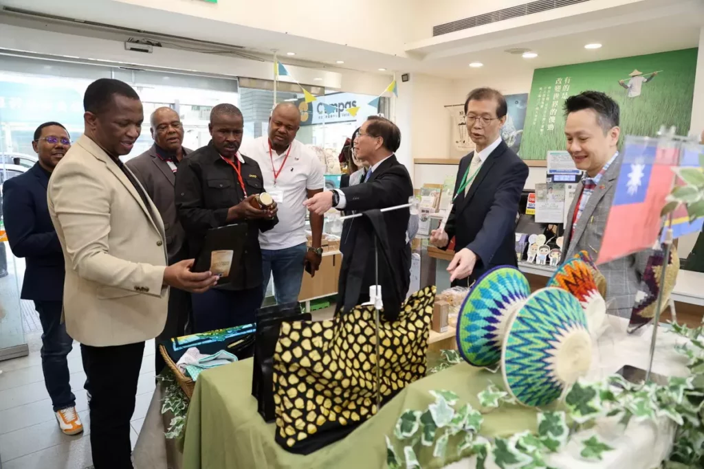 里仁迎來由史瓦帝尼王國眾議院議長馬布札 (Hon. Jabulani Clement Mabuza) 率領的官員團,蒞臨里仁門市參訪