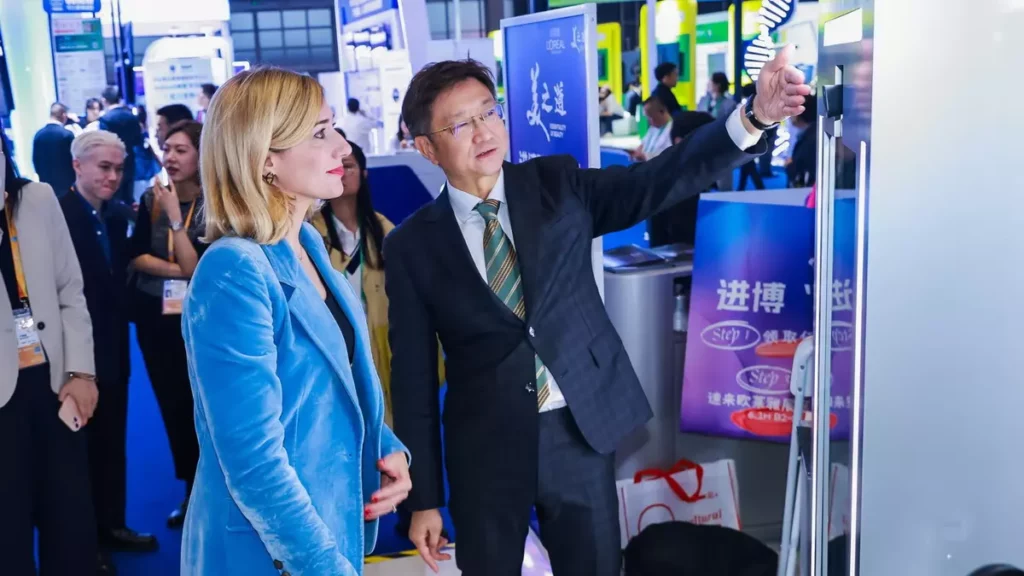 萊雅集團全球美妝科技總監Béatrice Dautzenberg於進博會現場體驗啟雲科技所研發的智慧美妝販賣機服務。