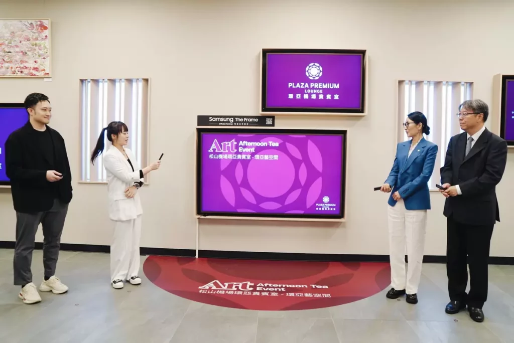 貴賓啟動儀式(左起) 海神畫廊藝術總監胡閔堯、Samsung產品經理王珮怡、環亞集團北亞區總經理張慧君女士、臺北國際航空站主任鄭堅中先生。