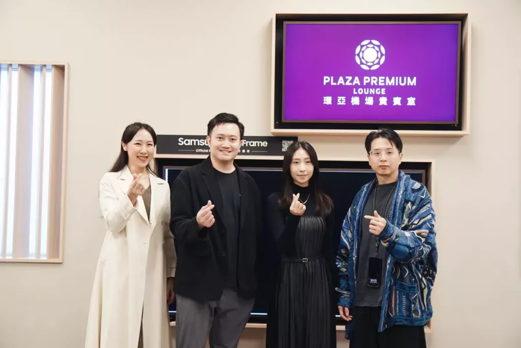 海神畫廊藝術總監胡閔堯策展(左二)與藝術家—吳逸萱、蔡宇貞、王勁之合影。