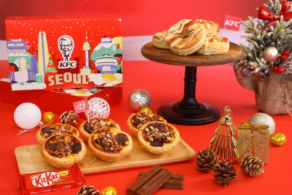 延續聖誕甜點熱潮，肯德基攜手全球知名巧克力品牌 KITKAT®推出全新「奇巧可可流心三重奏蛋撻」，為冬季節慶增添濃郁可可香；「草莓奶油比司吉」 也是今年「聖誕巨大桶」亮點之一，一口就能感受冬日甜點的幸福氛圍