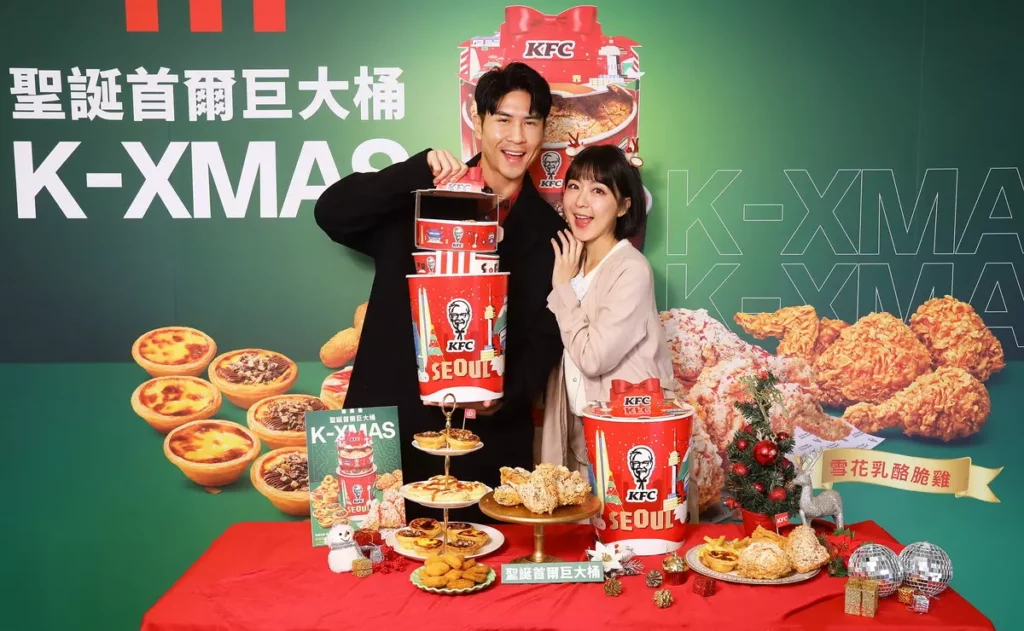 「聖誕巨大桶」今年以 K-X’Mas（Korea X’Mas × KFC X’Mas）為主題，外盒採用韓系時尚視覺，拉開似禮物盒般層層驚喜，打造視覺與味覺雙重盛宴
