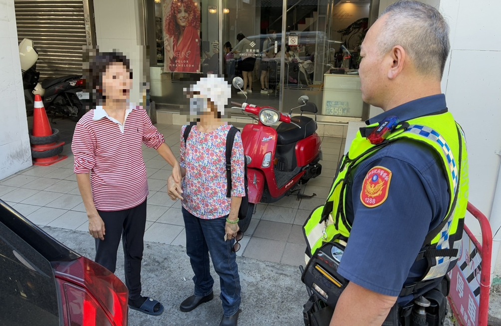 ▲圖說: 水果行老闆娘看見警員帶著蔡姓老婦,熱心牽起老婦的手「阿桑妳又走失了喔!」 (圖/台中市政府 提供)
