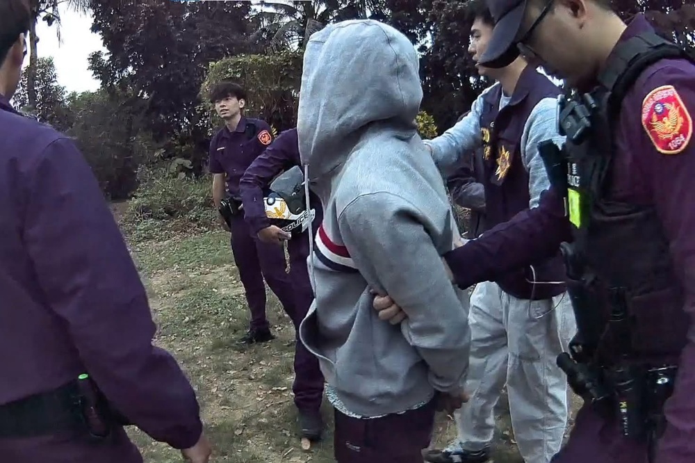 由偷變搶再劫車 嫌犯躲農場貨櫃旁爬滿螞蟻難耐被逮 217 cnews204251127a11