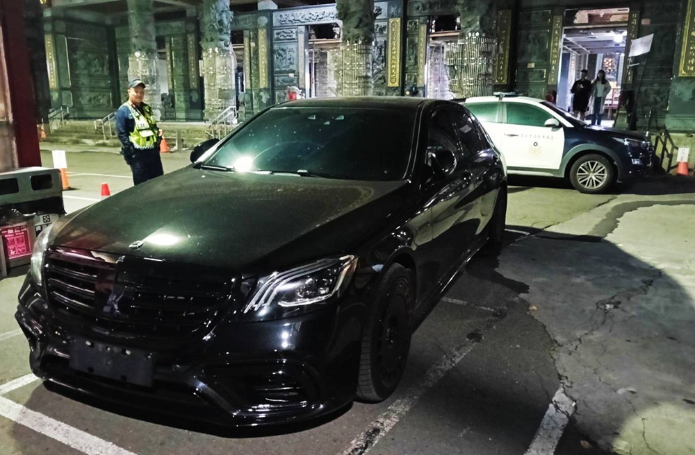 進口豪華轎車貼牌上路 警鷹眼攔停開出4張罰單扣車 213 cnews204251127a13
