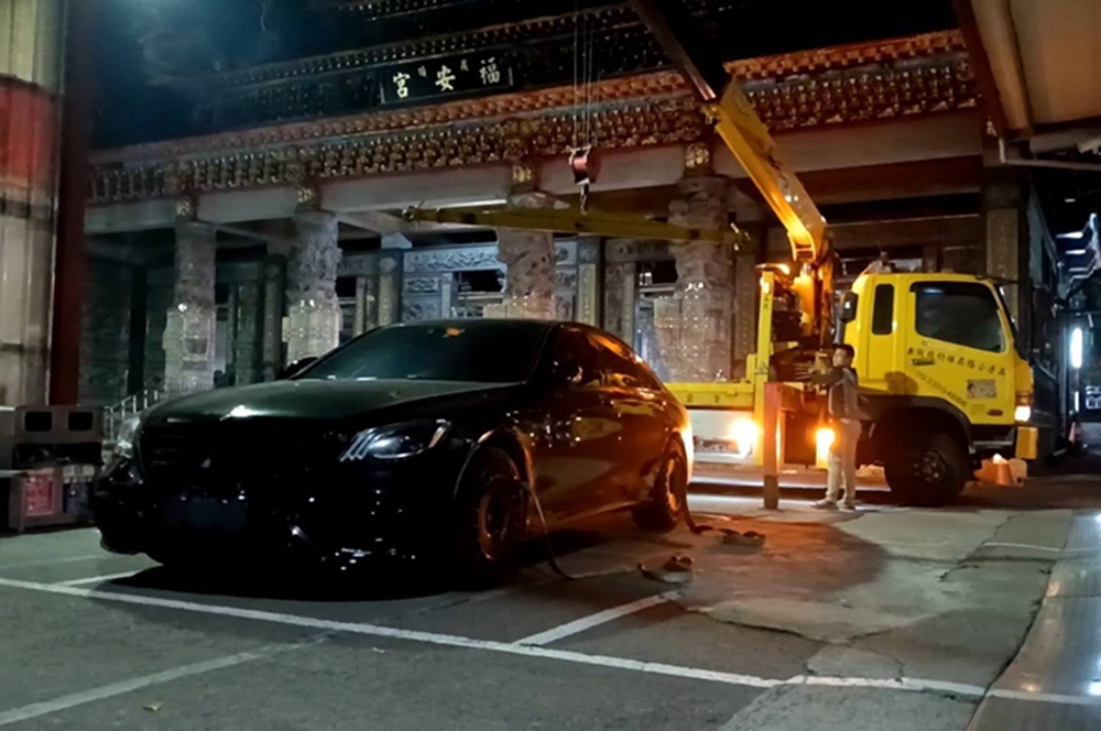 進口豪華轎車貼牌上路 警鷹眼攔停開出4張罰單扣車 214 cnews204251127a14