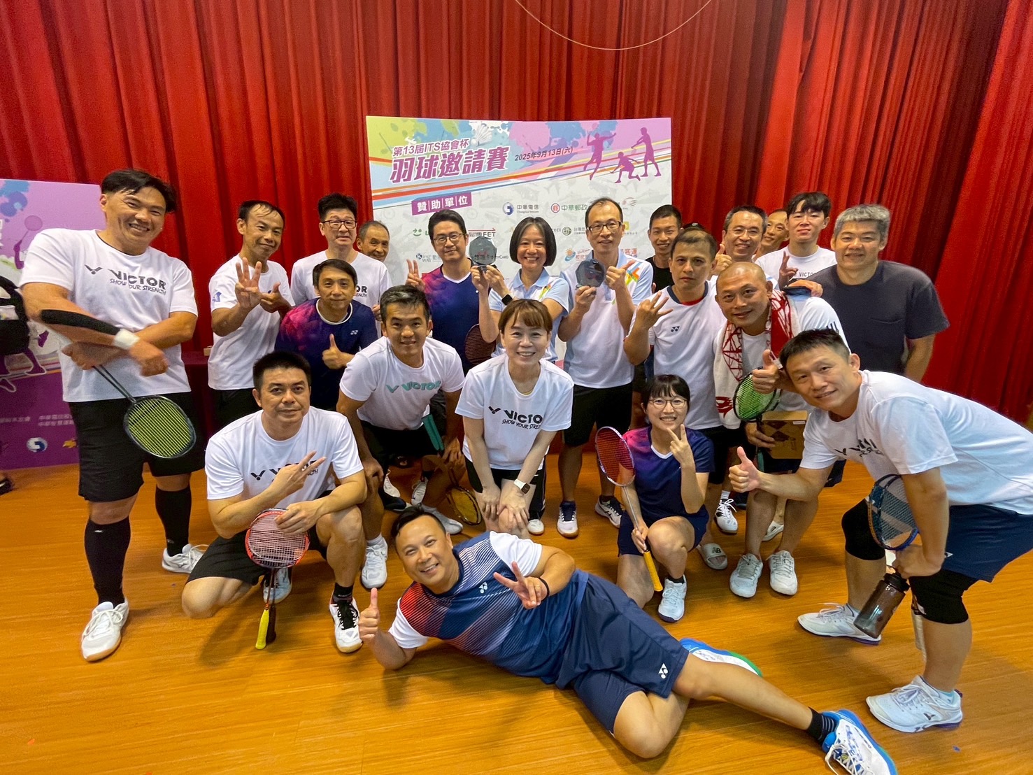 桃園機場公司將ESG融入經營策略 獲TCSA台灣企業永續獎2項肯定 2桃園機場公司榮獲百大永續典範企業獎,舉辦包括羽球邀請賽等多項活動,展現永續自治成果。