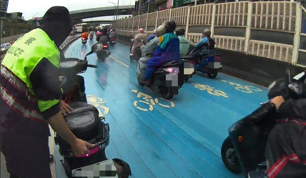 員警徒步上橋,處理狀況。(記者李健興翻攝)