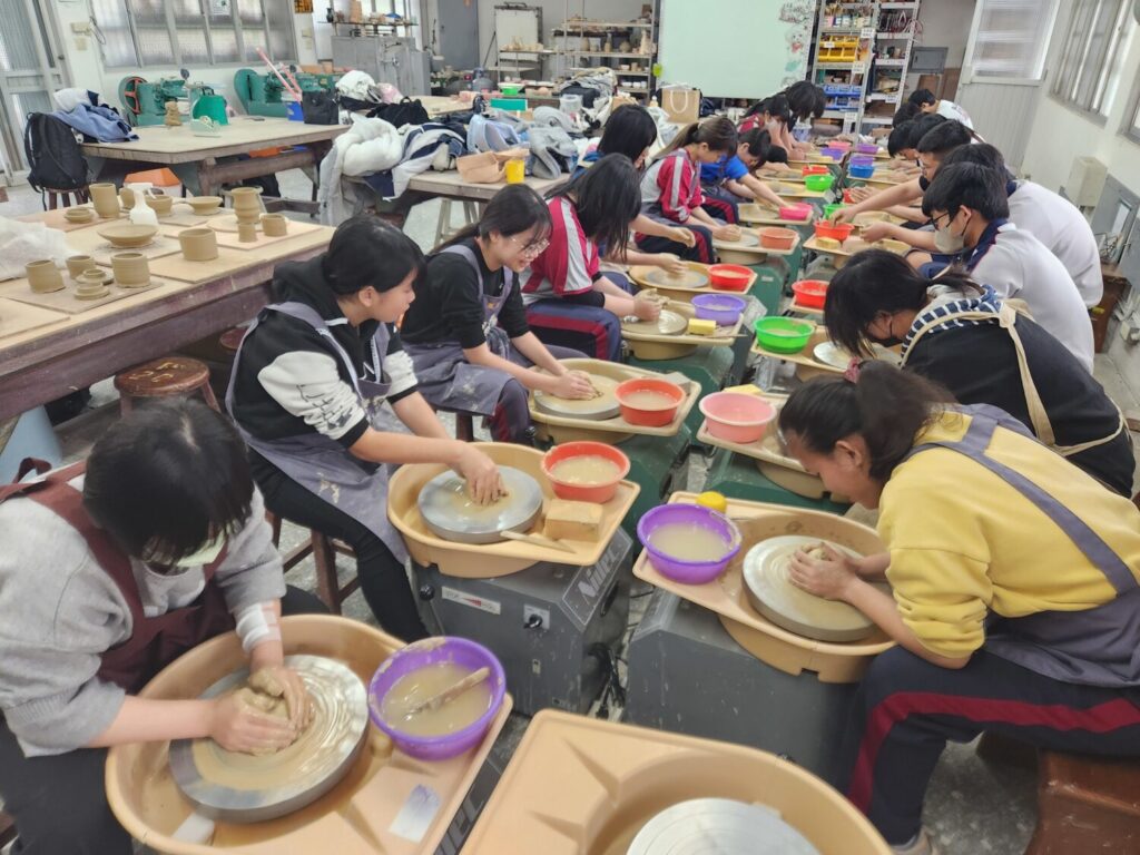 學生於陶藝教室專注進行拉坯實作,展現後壁高中紮實的藝術教育基礎。(圖/記者林家嘉翻攝)