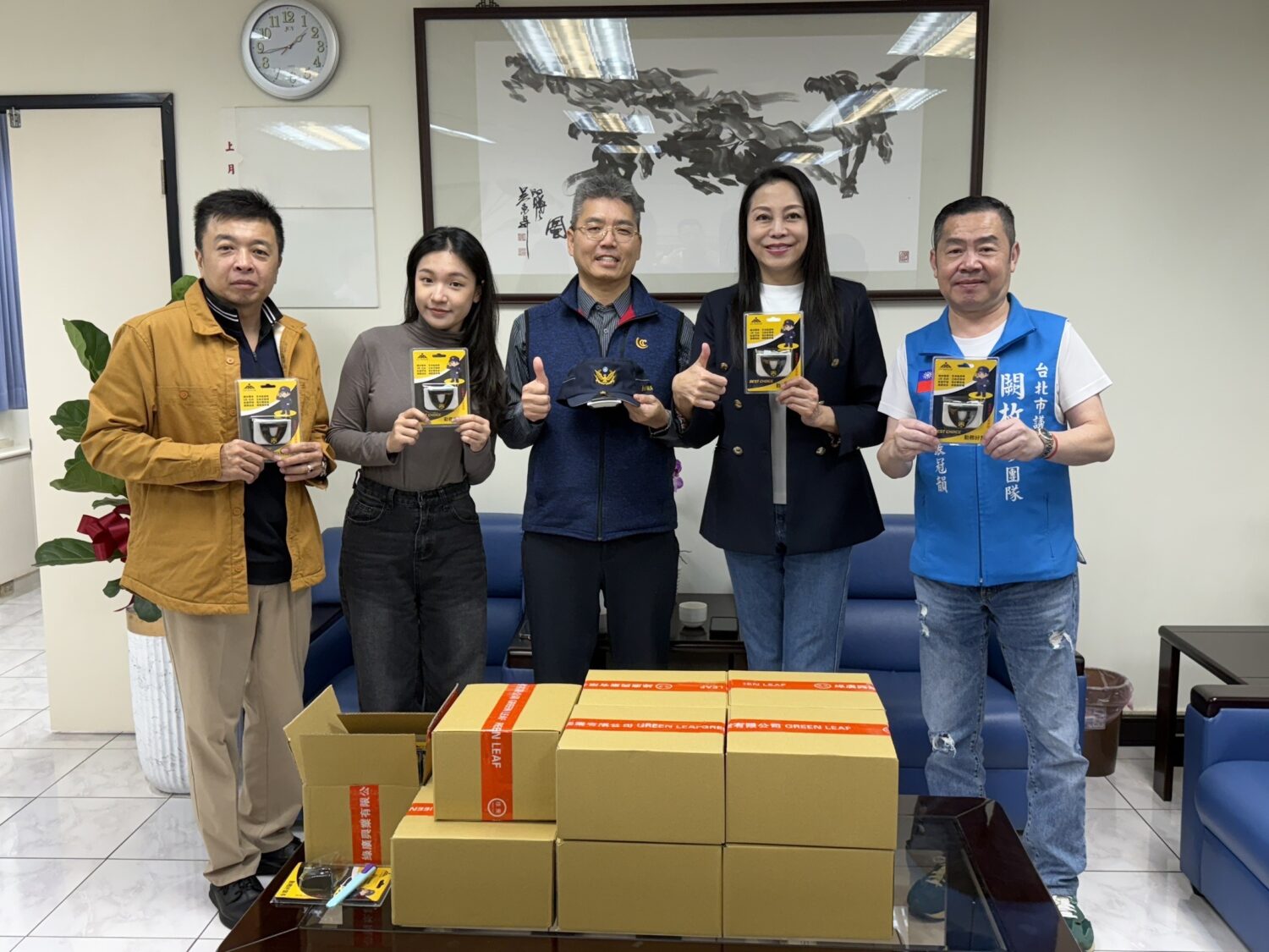 右起：台北市議員闕枚莎辦公室主任張冠韻、闕枚莎議員、中山分局長張耀仁、特助蔡昀倩、綠廣實業蔡遠崙董事長。（記者徐煜勝翻攝）