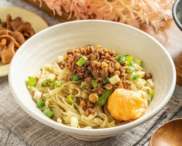 台中第二市場-人氣老店「阿棋三代福州意麵」消費加贈小菜。(圖/台中市政府經濟發展局提供)