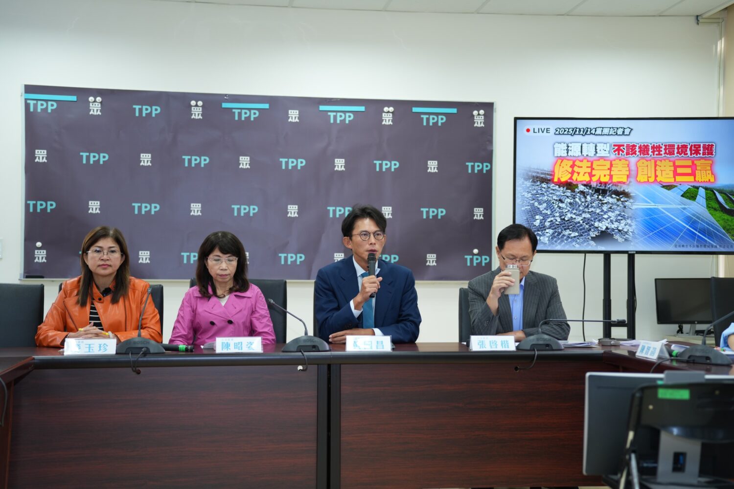 民眾黨團先前要求內政部與陸委會說明陸配放棄國籍的流程，但陸委會以「不屬本會權責」推諉。(圖／民眾黨)