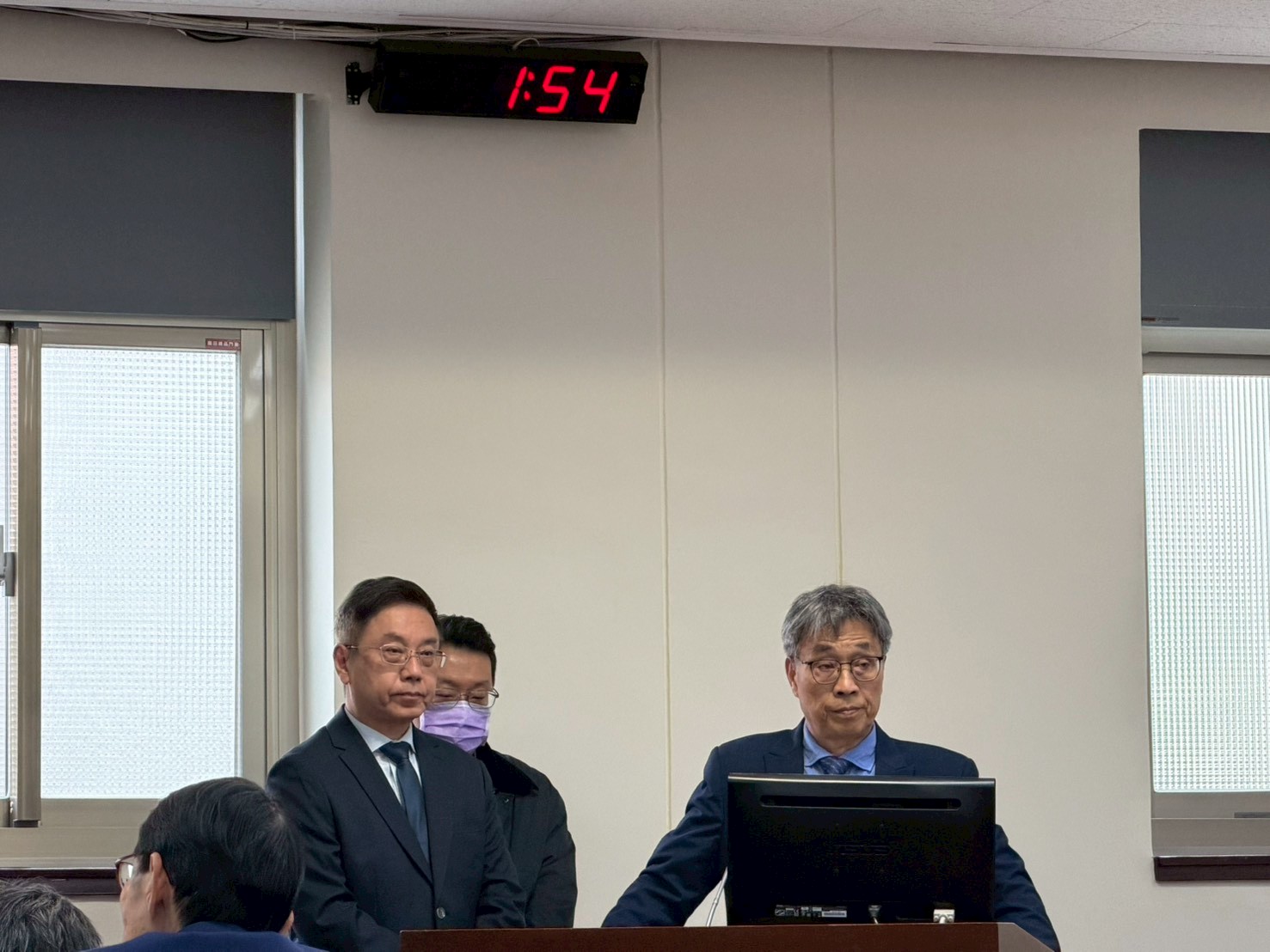 公地放領引發光電疑慮?農業部長陳駿季(右1)回應表示,公地放領與光電開發為兩項不同制度。(圖/張啓楷國會辦公室)