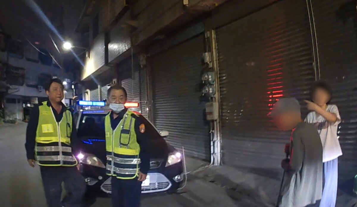 ▲老翁因體力不支短短巷弄就走了近一小時,熱心民眾及守望相助隊發現後報警求助。