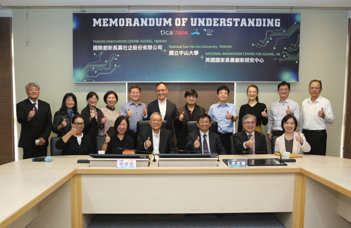 ▲簽約儀式由中山大學校長李志鵬（右）與國際創新長壽社企董事長施振榮共同主持，將結合國際跨領域研究能量，參與長壽城市數位工具實作，協助地方政府打造健康長壽城市。