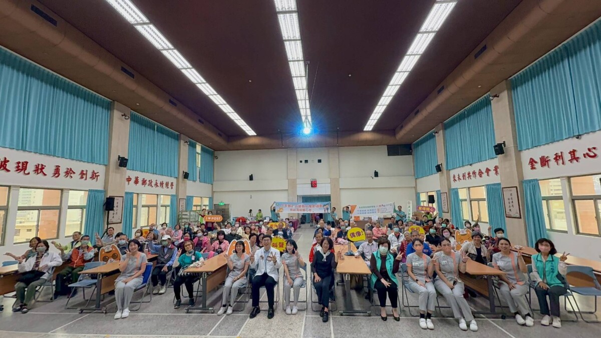 ▲高雄郵局打造幸福樂齡日,健康講座、卡拉OK嗨翻全場。