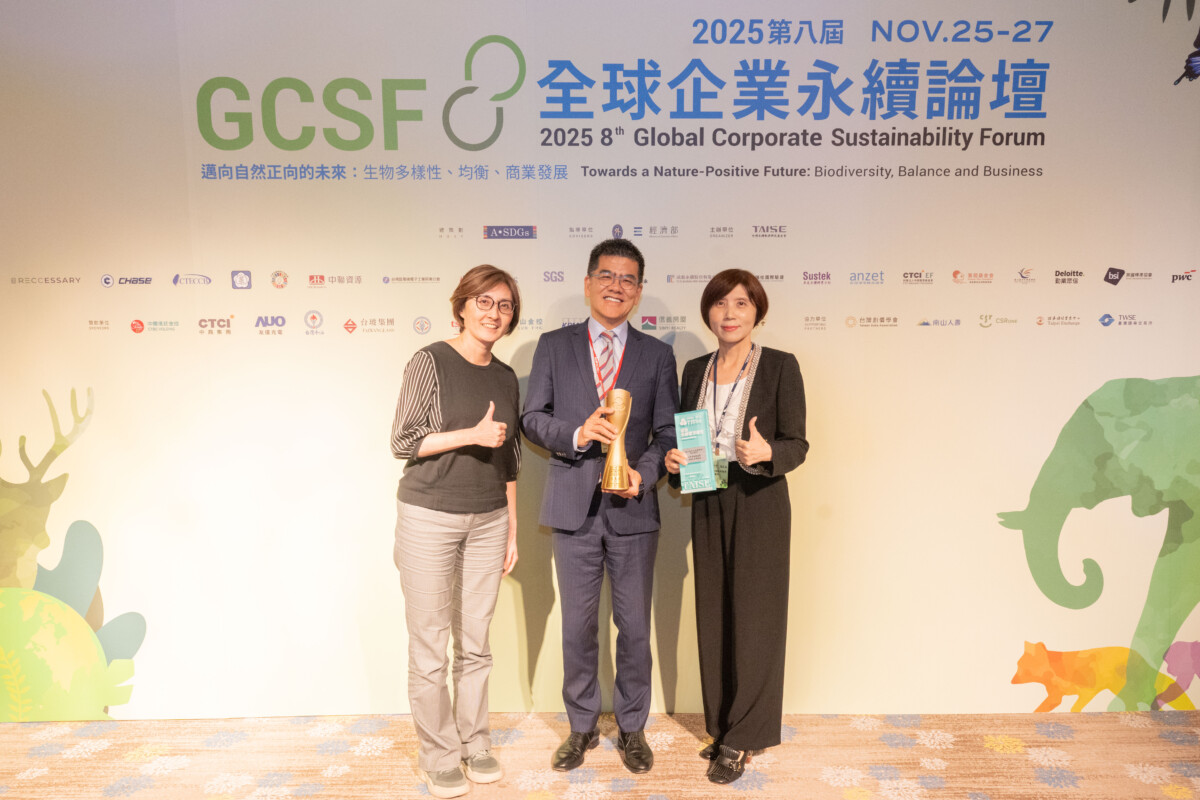 ▲2025台灣健康永續獎,臺大醫院雲林分院馬惠明院長榮獲傑出永續人物獎;臺大醫院榮獲社會共融領袖獎、高齡友善領袖獎。(左1為臺大醫院老年醫學部温瓊容臨床助理教授、中為臺大醫院雲林分院馬惠明院長、右1為臺大醫院家庭醫學醫部程劭儀主任) 。(記者劉春生攝)
